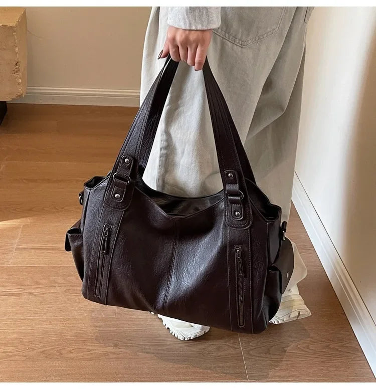 Sac à main de cours à zip marron en cuir, format pratique avec fermeture à zip, design artisanal parisien.