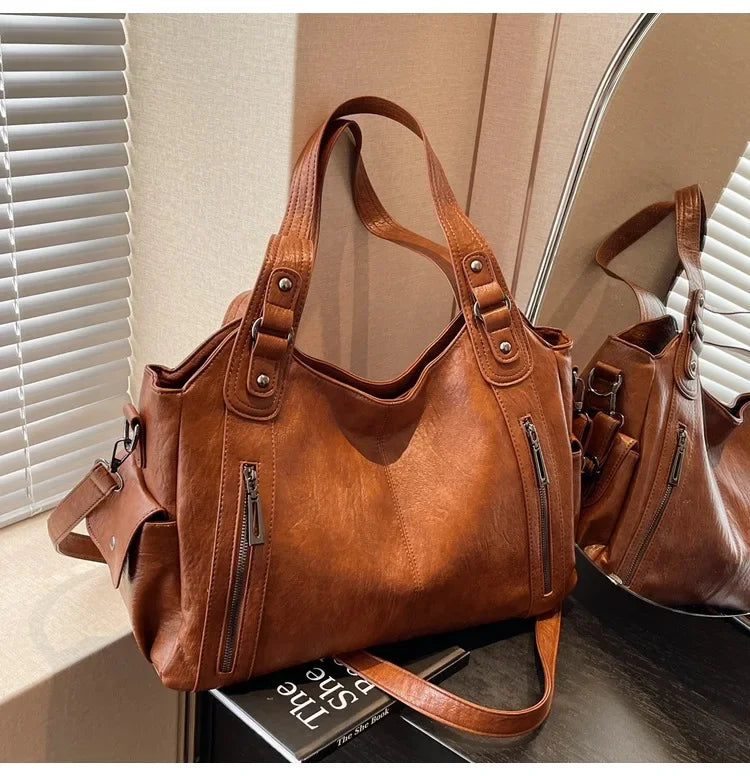 Sac à main de de cours en cuir à zip couleur marron, format pratique avec fermeture à zip, design artisanal parisien.