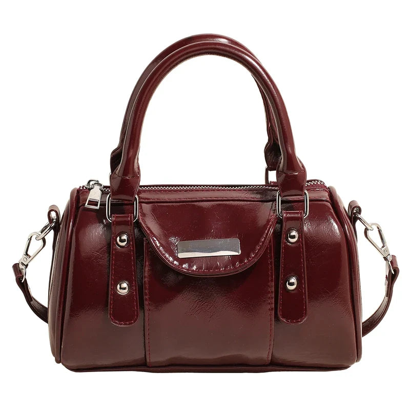 Petit sac à main femme ALESSIA en cuir bordeaux vernis élégant, compact et chic, parfait pour transporter téléphone, portefeuille et essentiels avec style et confort.