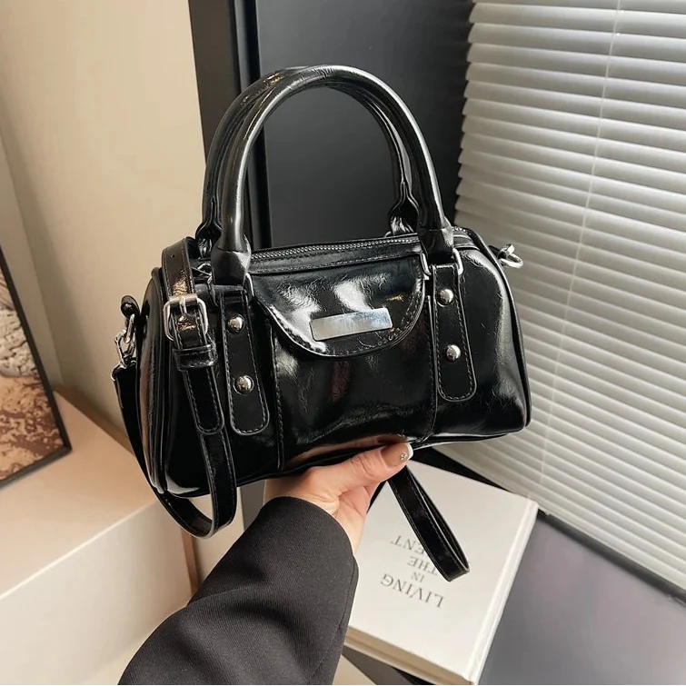 Petit sac à main femme ALESSIA en cuir noir vernis élégant, compact et chic, parfait pour transporter téléphone, portefeuille et essentiels avec style et confort.
