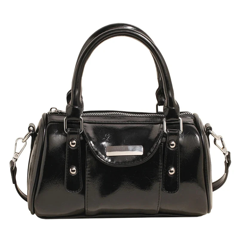 Petit sac à main femme ALESSIA en cuir noir vernis élégant, compact et chic, parfait pour transporter téléphone, portefeuille et essentiels avec style et confort.
