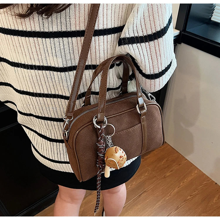 Sac bandoulière Alina en daim vegan marron, chic et pratique, idéal pour transporter vos essentiels avec style.