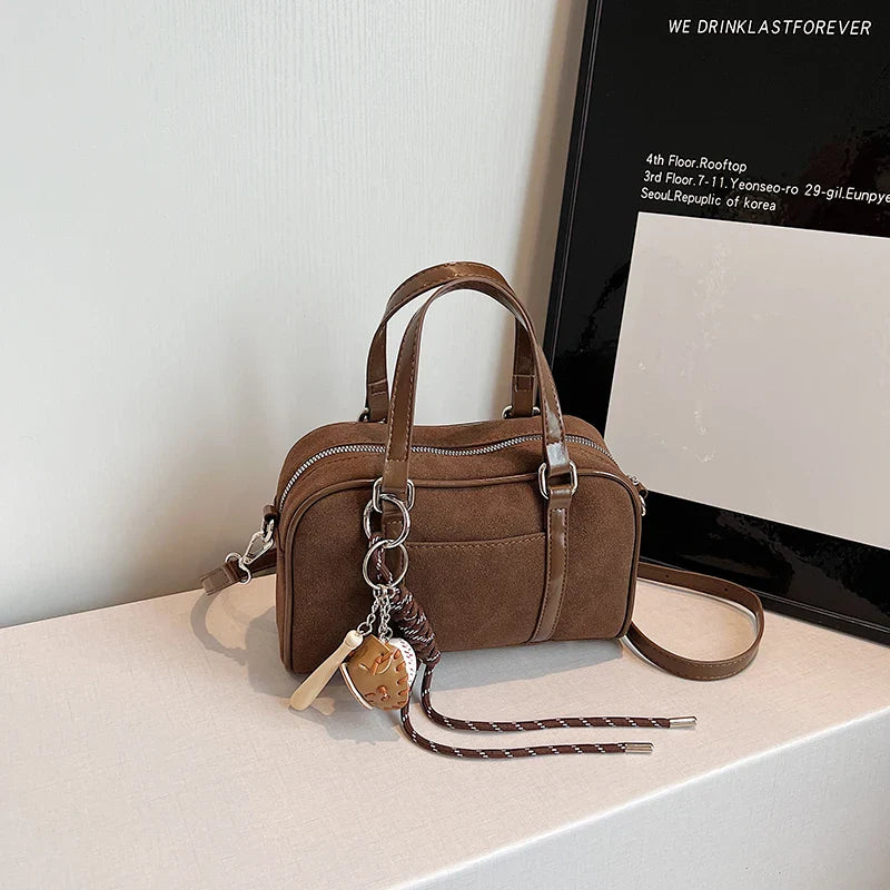 Sac bandoulière Alina en daim vegan marron, chic et pratique, idéal pour transporter vos essentiels avec style.
