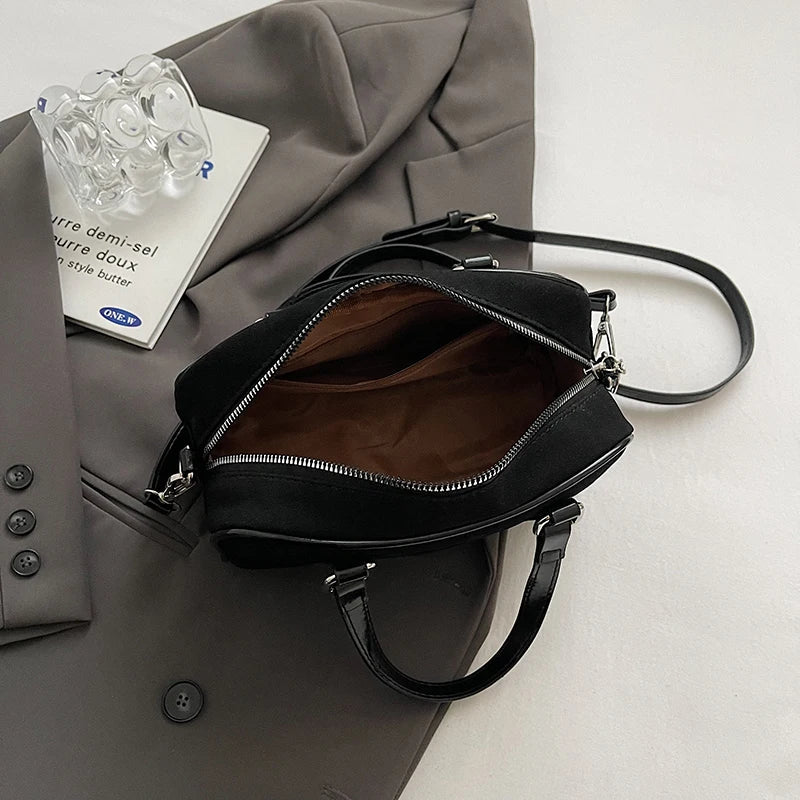 Sac bandoulière Alina en daim vegan noir, chic et pratique, idéal pour transporter vos essentiels avec style.