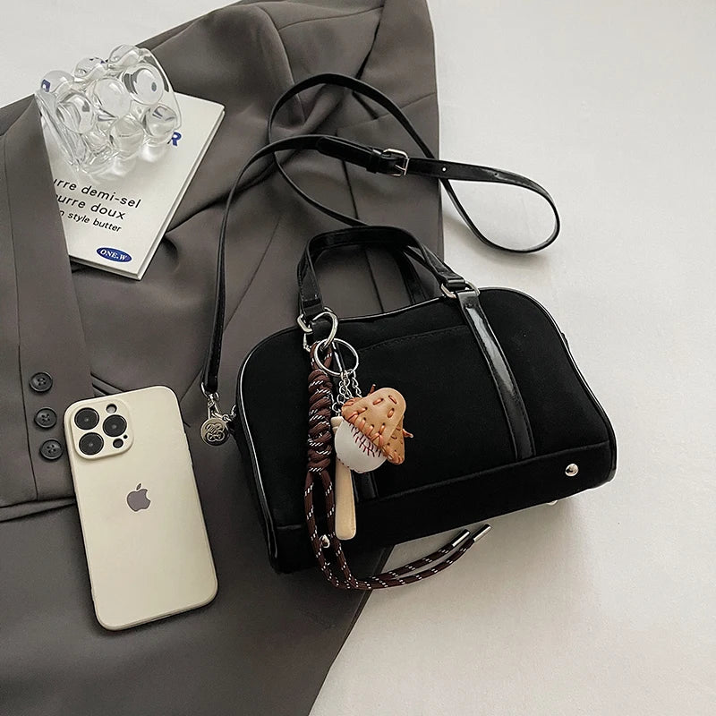 Sac bandoulière Alina en daim vegan noir, chic et pratique, idéal pour transporter vos essentiels avec style.