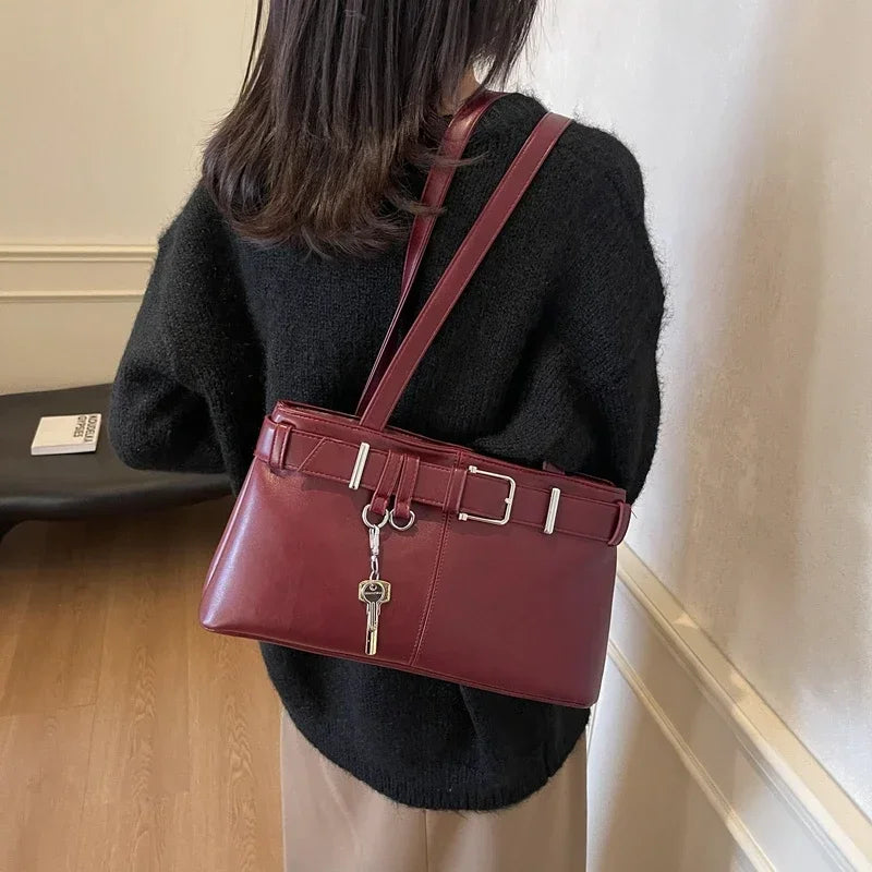 Succombez au sac ALITA, sac à main en cuir vegan  bordeaux élégant avec bandoulière, compact et raffiné, idéal pour sublimer vos tenues au quotidien