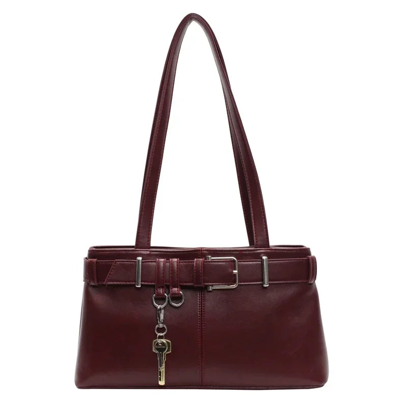 Succombez au sac ALITA, sac à main en cuir vegan  bordeaux élégant avec bandoulière, compact et raffiné, idéal pour sublimer vos tenues au quotidien