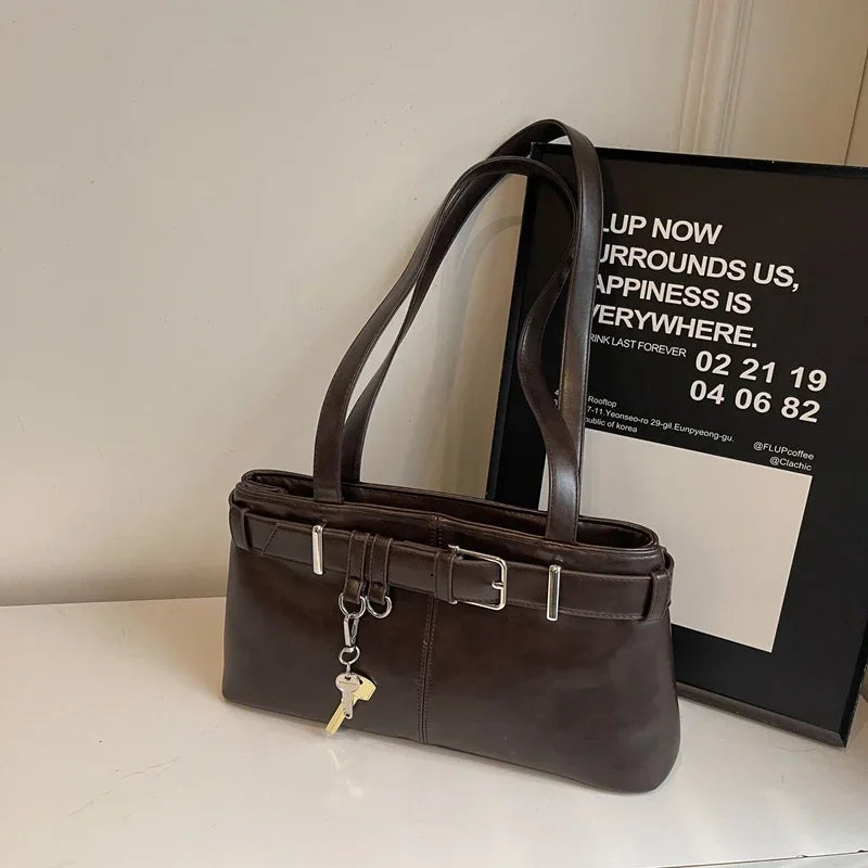 Succombez au sac ALITA, sac à main en cuir vegan  café élégant avec bandoulière, compact et raffiné, idéal pour sublimer vos tenues au quotidien