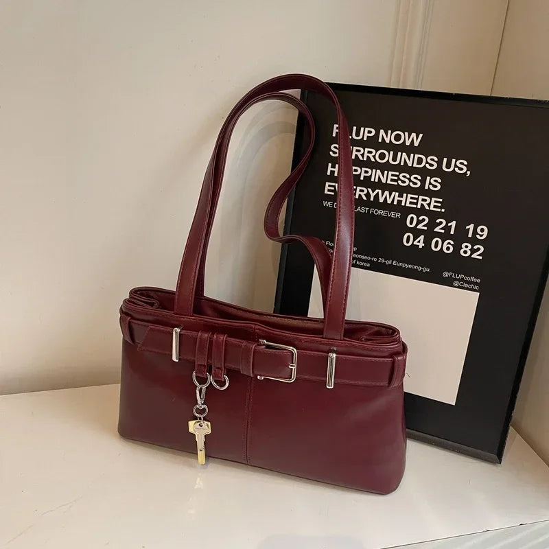 Succombez au sac ALITA, sac à main en cuir vegan  bordeaux élégant avec bandoulière, compact et raffiné, idéal pour sublimer vos tenues au quotidien