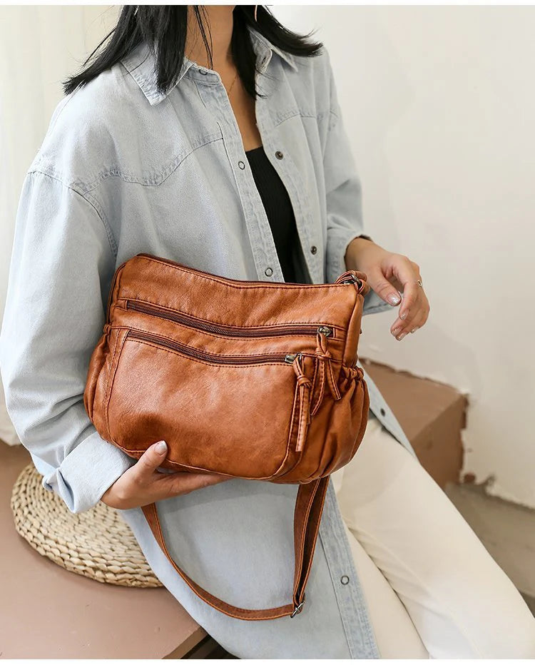 Sac à main ALIZÉE multipoche en bandoulière marron, en cuir vegan souple, design moderne et pratique, idéal pour transporter vos essentiels au quotidien