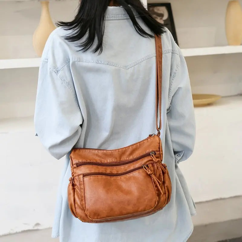 Sac à main ALIZÉE multipoche en bandoulière marron, en cuir vegan souple, design moderne et pratique, idéal pour transporter vos essentiels au quotidien