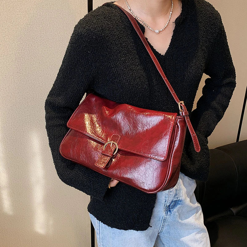 sac bandoulière femme rétro cuir  bordeaux vegan lisse chic et pratique Aurora – sac à main élégant pour sorties et quotidien