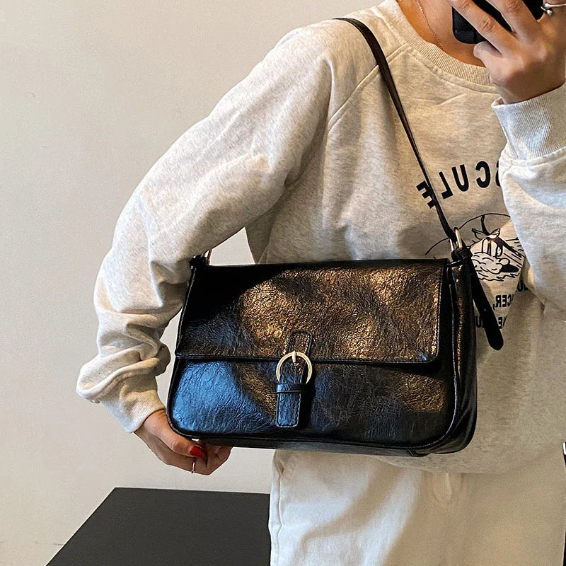 sac bandoulière femme rétro cuir vegan noir lisse chic et pratique Aurora – sac à main élégant pour sorties et quotidien