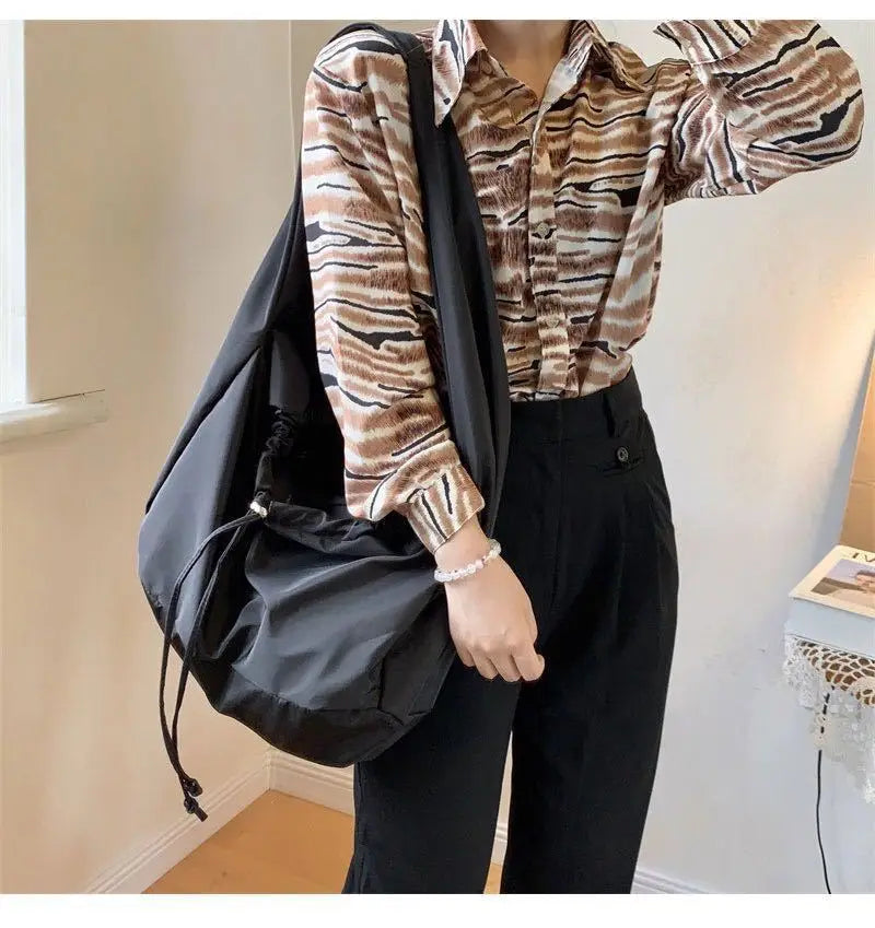 BARA grand sac à main cabas noir avec bandoulière, sac bandoulière femme spacieux et élégant, sac fourre-tout vegan idéal pour le travail et le quotidien