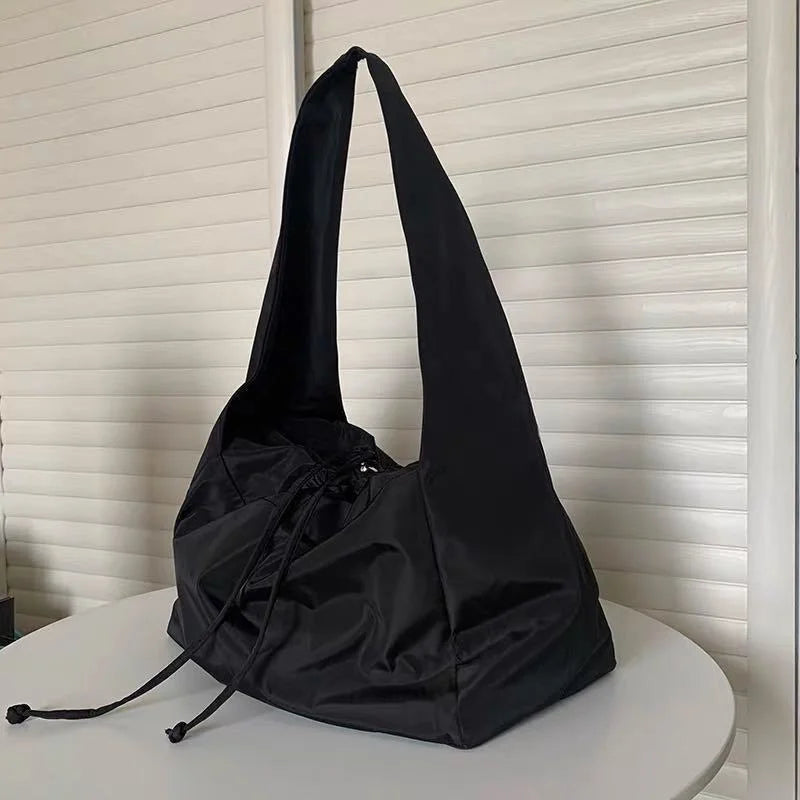 BARA grand sac à main cabas noir avec bandoulière, sac bandoulière femme spacieux et élégant, sac fourre-tout vegan idéal pour le travail et le quotidien