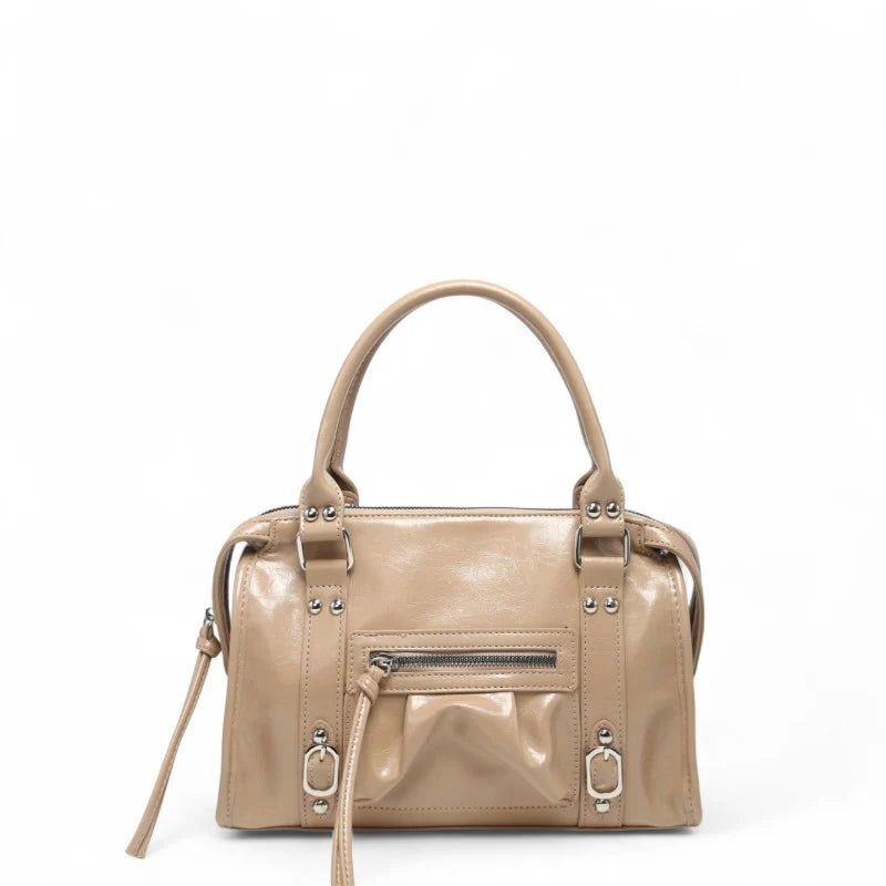 Sac à main CARLA en cuir beige effet brillant, avec détails métalliques, finitions soignées, anses solides, bandoulière réglable et grand compartiment zippé, parfait pour le travail et les sorties.