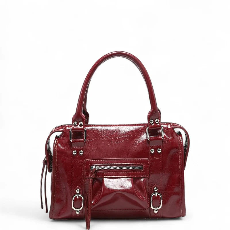 Sac à main CARLA en cuir ROUGE effet brillant, avec détails métalliques, finitions soignées, anses solides, bandoulière réglable et grand compartiment zippé, parfait pour le travail et les sorties.