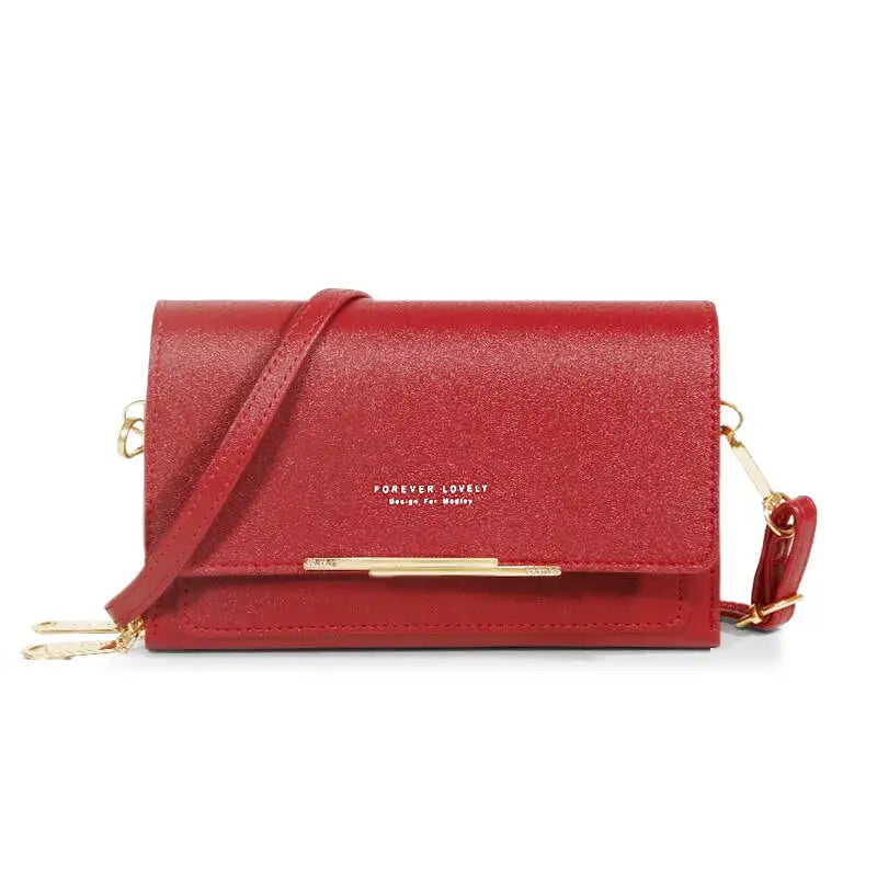 Sac à main CASSIE en cuir synthétique rouge, bandoulière ajustable, avec rabat, compartiments et poches pour organiser vos essentiels avec style et praticité.