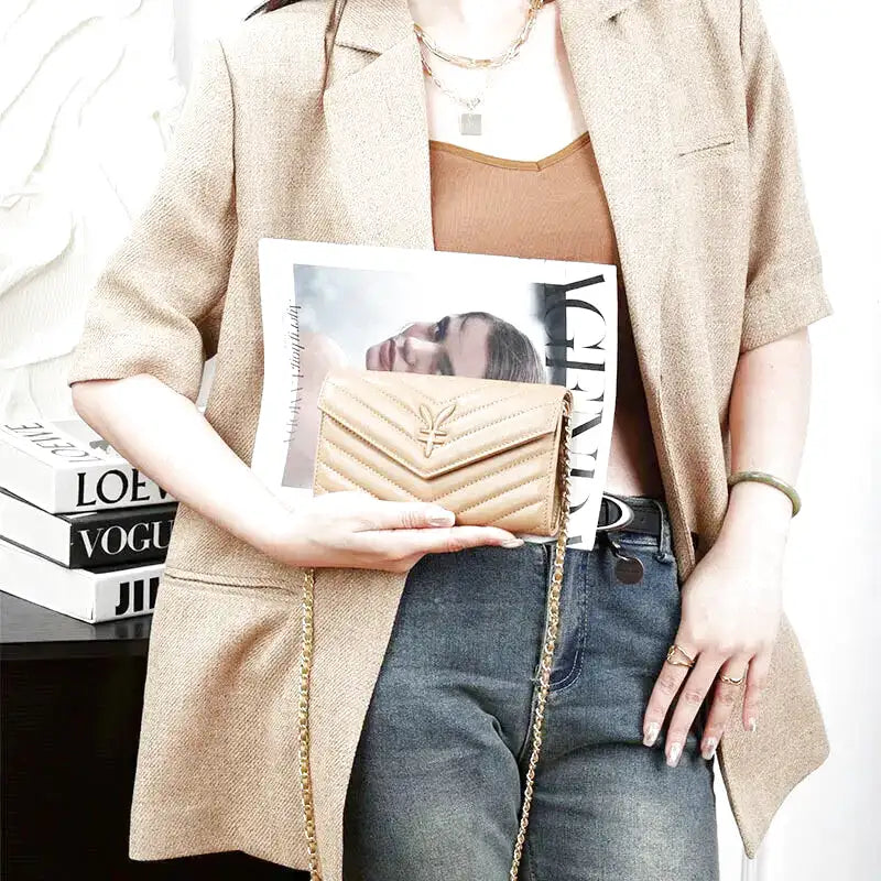 Petit sac à main pochette beige en cuir souple CHOU, élégant, compact et pratique, parfait pour transporter téléphone, clés et porte-cartes avec style, design vegan et cruelty-free.