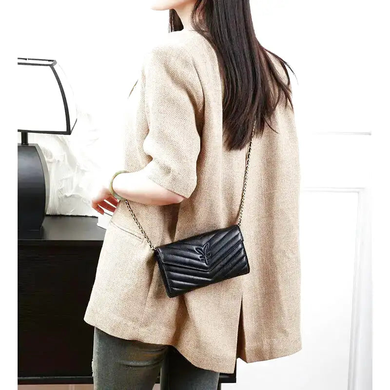 Petit sac à main pochette noire en cuir souple CHOU, élégant, compact et pratique, parfait pour transporter téléphone, clés et porte-cartes avec style, design vegan et cruelty-free.