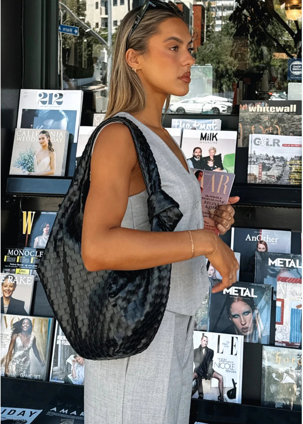 Sac cuir tressé demi lune noir élégant pour femme, design chic et pratique, parfait pour un usage quotidien ou une sortie sophistiquée.
