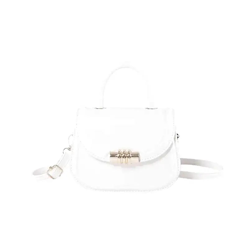 Petit sac à main rigide ELISA en bandoulière blanc, design compact et élégant, idéal pour transporter téléphone, porte-cartes et clés avec style, cuir vegan et finition haut de gamme.