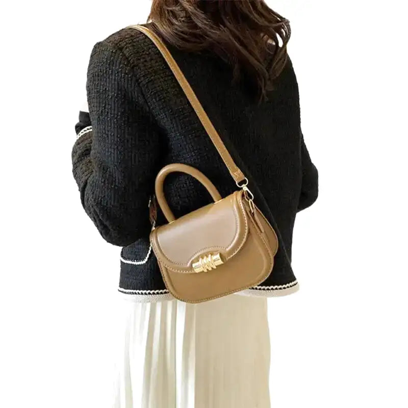 Petit sac à main rigide ELISA en bandoulière marron, design compact et élégant, idéal pour transporter téléphone, porte-cartes et clés avec style, cuir vegan et finition haut de gamme.