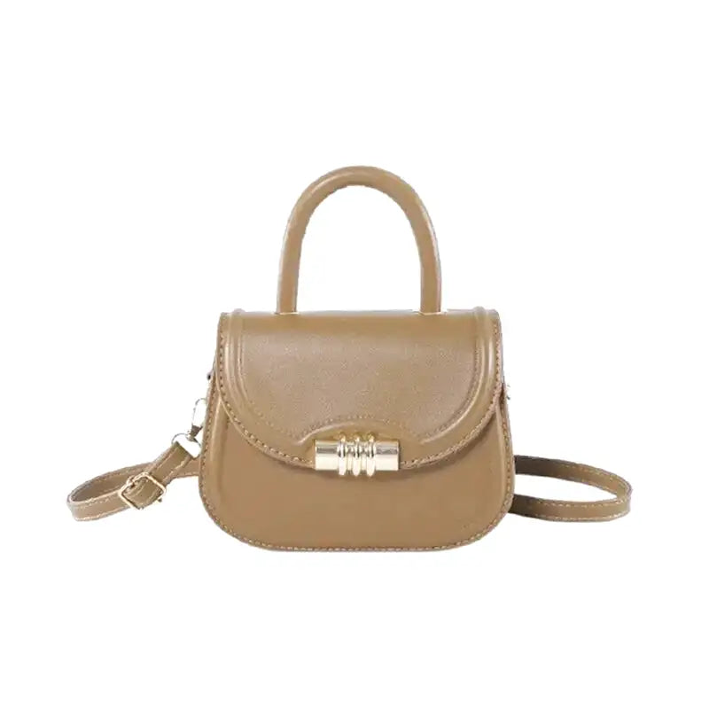 Petit sac à main rigide ELISA en bandoulière marron, design compact et élégant, idéal pour transporter téléphone, porte-cartes et clés avec style, cuir vegan et finition haut de gamme.