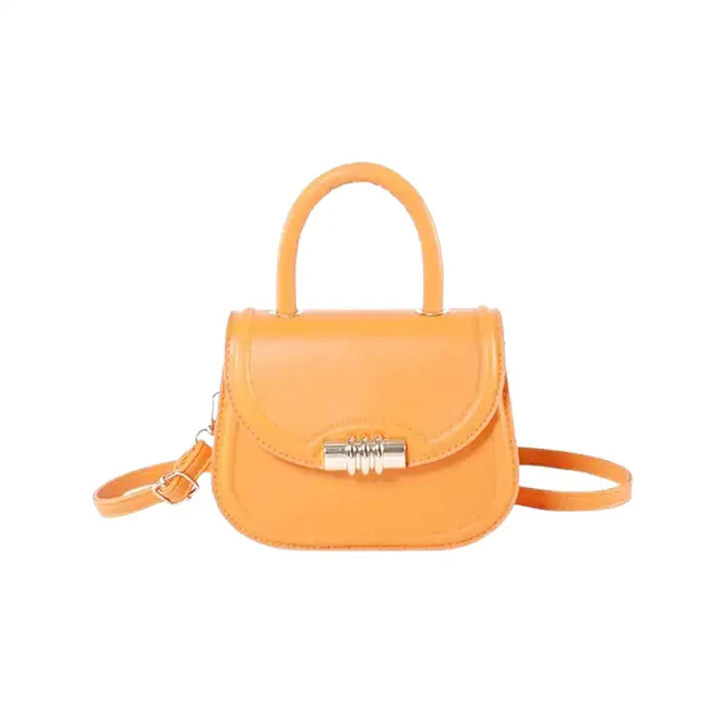 Petit sac à main rigide ELISA en bandoulière orange, design compact et élégant, idéal pour transporter téléphone, porte-cartes et clés avec style, cuir vegan et finition haut de gamme.
