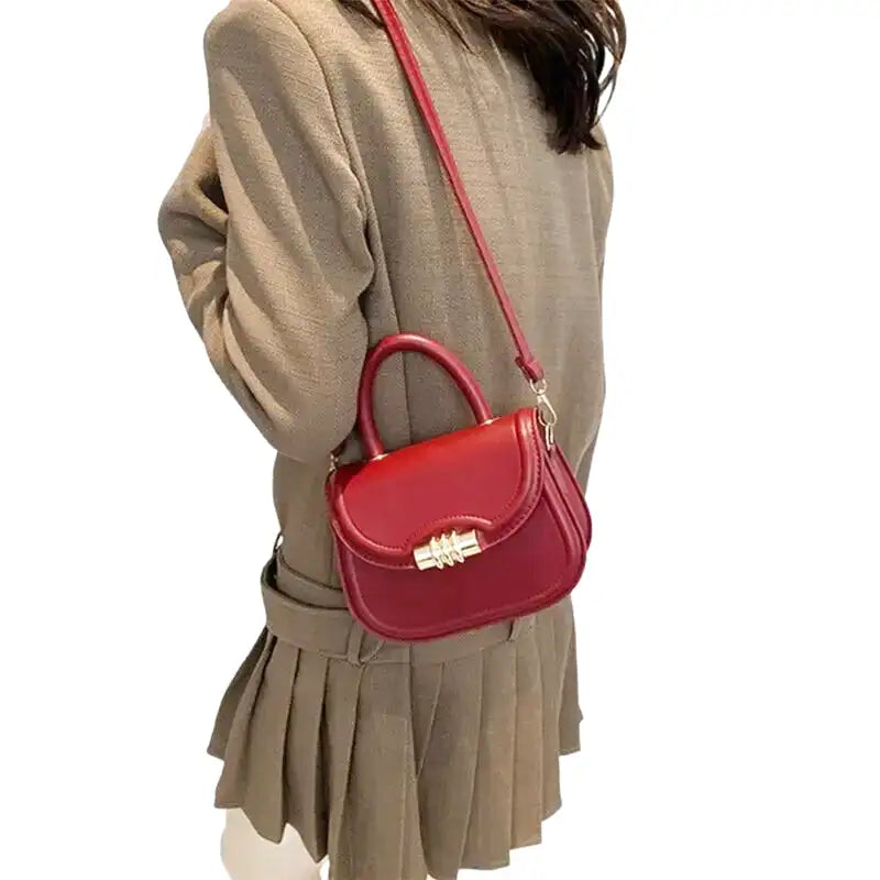 Petit sac à main rigide ELISA en bandoulière rouge, design compact et élégant, idéal pour transporter téléphone, porte-cartes et clés avec style, cuir vegan et finition haut de gamme.