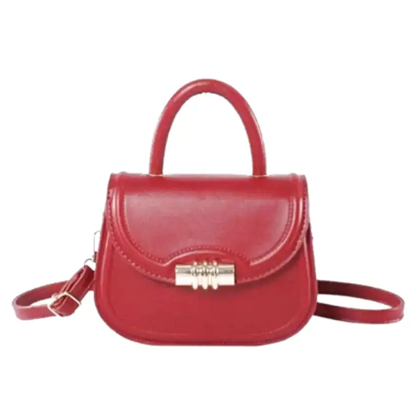 Petit sac à main rigide ELISA en bandoulière rouge, design compact et élégant, idéal pour transporter téléphone, porte-cartes et clés avec style, cuir vegan et finition haut de gamme.