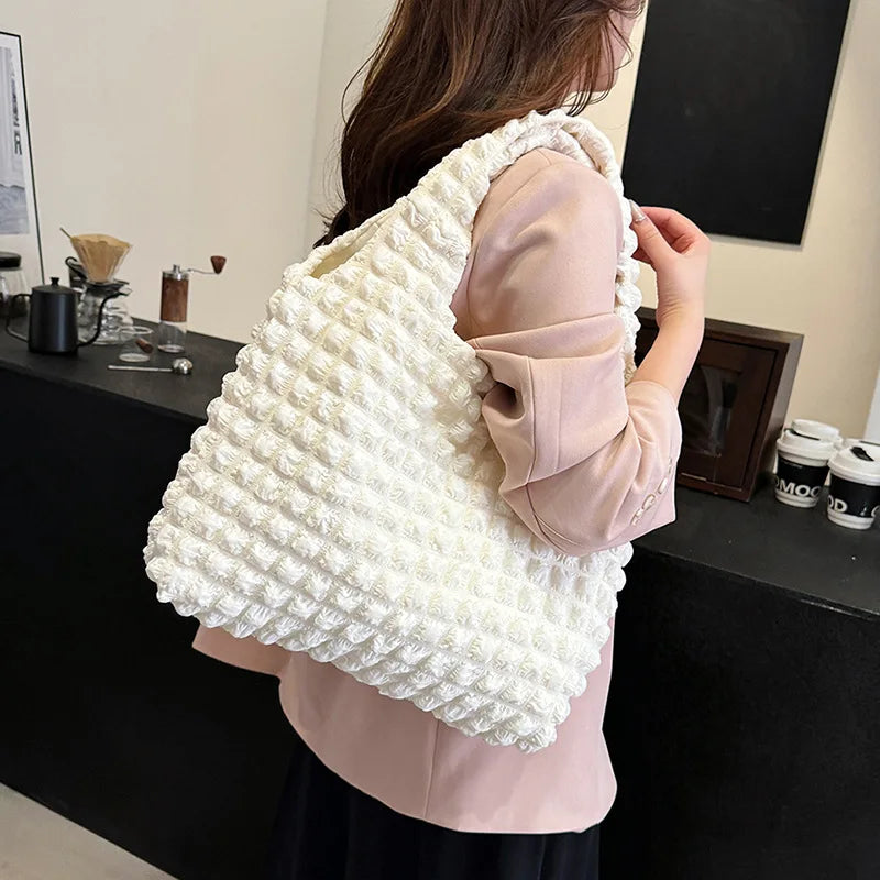 Grand sac à main rembourré blanc Elsa, spacieux et confortable, idéal pour ordinateur, dossiers et effets personnels, style crossbody ou à l’épaule.