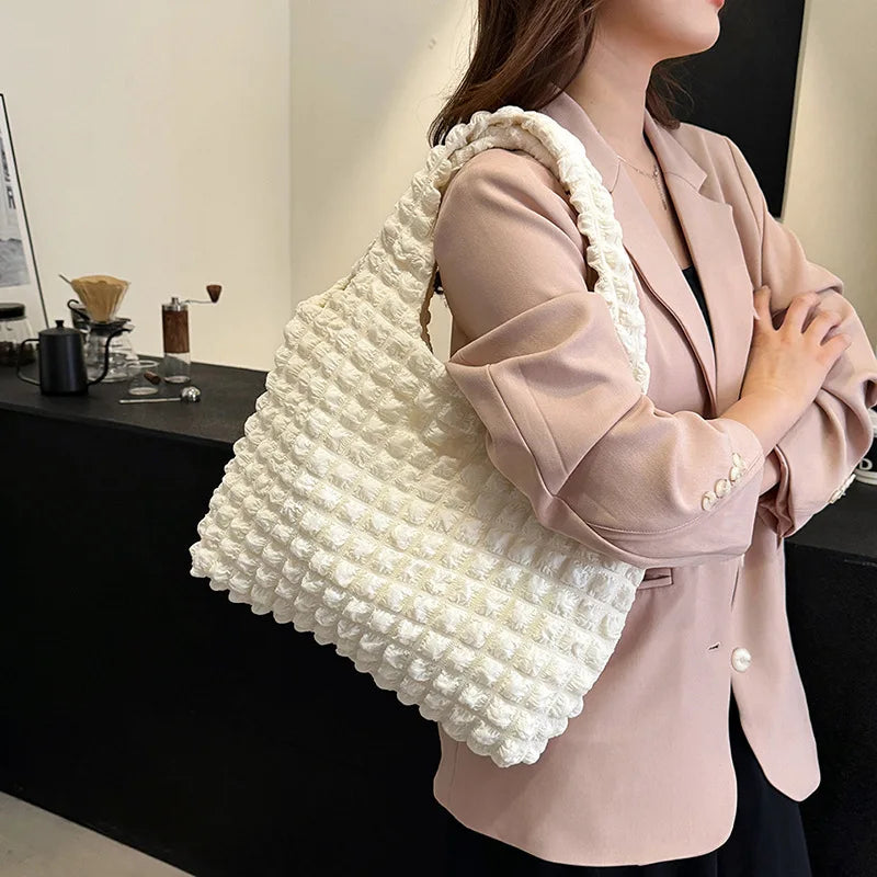 Grand sac à main rembourré blanc Elsa, spacieux et confortable, idéal pour ordinateur, dossiers et effets personnels, style crossbody ou à l’épaule.
