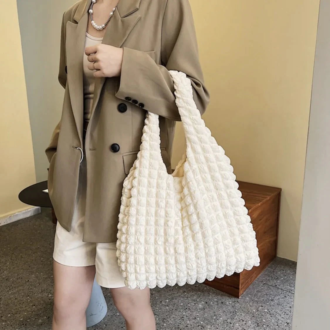 Grand sac à main rembourré blanc Elsa, spacieux et confortable, idéal pour ordinateur, dossiers et effets personnels, style crossbody ou à l’épaule.