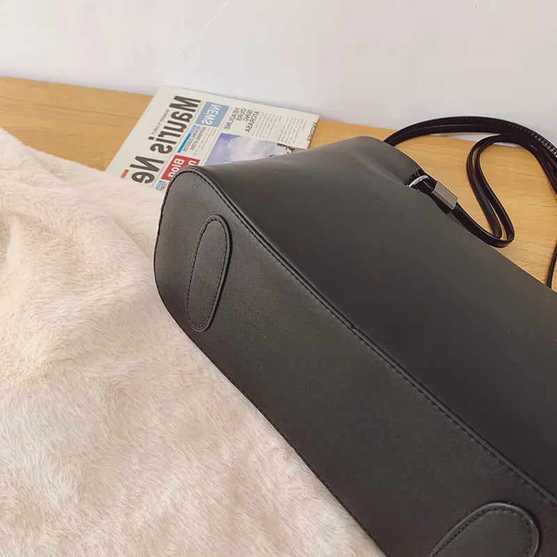 EMELINA - Grand Sac à Main Cabas en Cuir Souple Noir pour Femme, vue dessous.