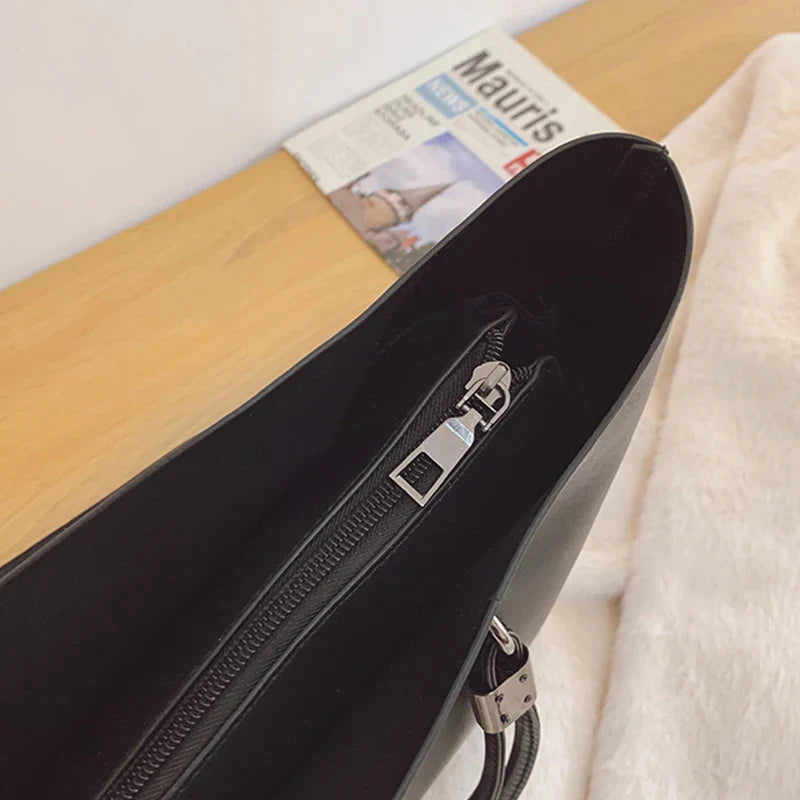 EMELINA - Grand Sac à Main Cabas en Cuir Souple Noir pour Femme, fermeture.