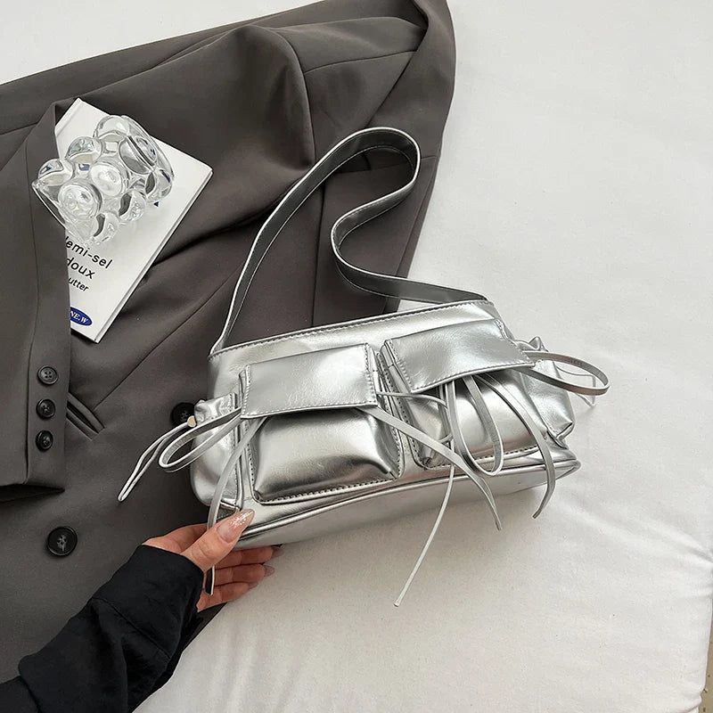 Sac à main Fiona en cuir vernis argenté avec bandoulière, spacieux et raffiné, idéal pour ordinateur, cahiers et essentiels du quotidien.