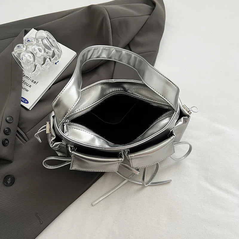 Sac à main Fiona en cuir vernis argenté avec bandoulière, spacieux et raffiné, idéal pour ordinateur, cahiers et essentiels du quotidien.