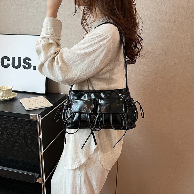 Sac à main Fiona en cuir vernis noir avec bandoulière, spacieux et raffiné, idéal pour ordinateur, cahiers et essentiels du quotidien.
