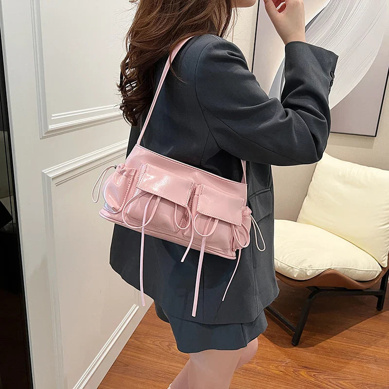Sac à main Fiona en cuir vernis rose avec bandoulière, spacieux et raffiné, idéal pour ordinateur, cahiers et essentiels du quotidien.