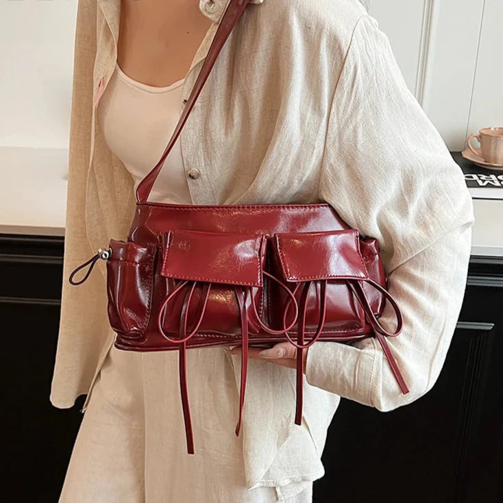 Sac à main Fiona en cuir vernis bordeaux avec bandoulière, spacieux et raffiné, idéal pour ordinateur, cahiers et essentiels du quotidien.