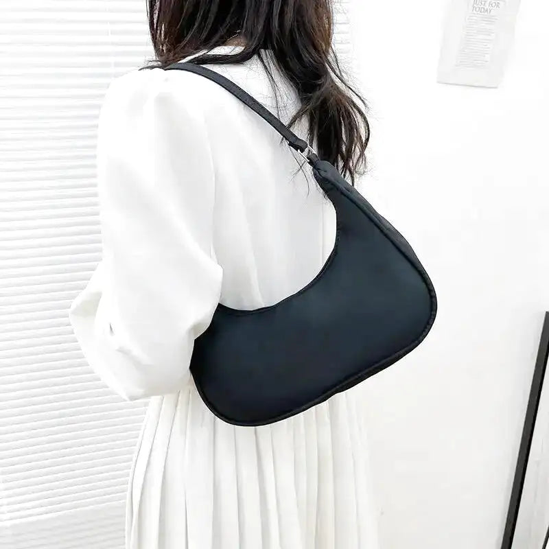 Petit sac à main MELIA en cuir vegan souple noir, format compact avec design chic et minimaliste, idéal pour une sortie élégante.