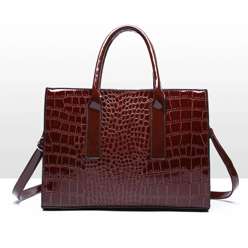 Sac à main IRISA en cuir vernis marron motif croco, grande capacité, élégant et pratique, parfait pour transporter vos essentiels avec style.
