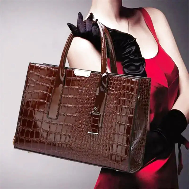 Sac à main IRISA en cuir vernis marron motif croco, grande capacité, élégant et pratique, parfait pour transporter vos essentiels avec style.