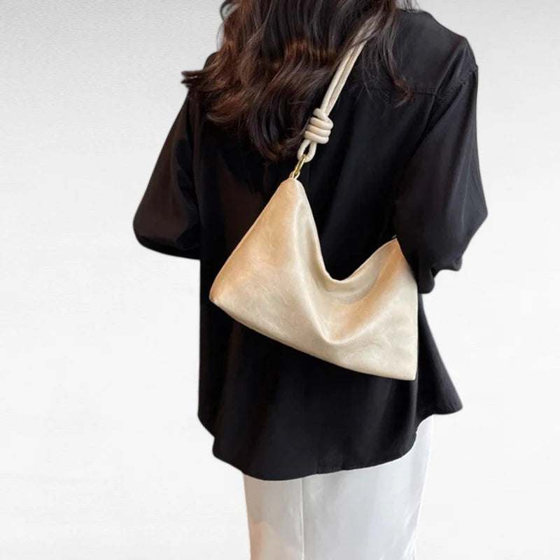 Sac à main femme ISA en cuir souple vert élégant, spacieux et chic, parfait pour transporter ordinateur, cahiers et essentiels avec style et confort au quotidien.