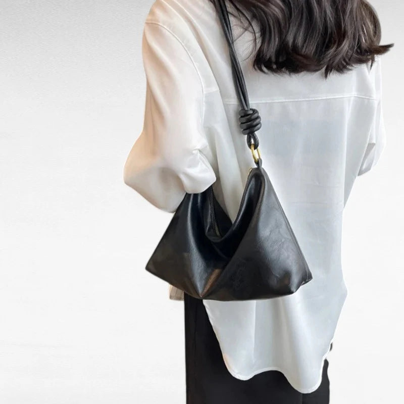 Sac à main femme ISA en cuir souple noir élégant, spacieux et chic, parfait pour transporter ordinateur, cahiers et essentiels avec style et confort au quotidien.