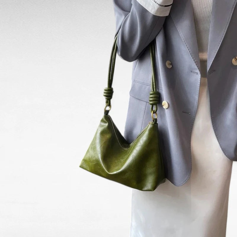 Sac à main femme ISA en cuir souple vert élégant, spacieux et chic, parfait pour transporter ordinateur, cahiers et essentiels avec style et confort au quotidien.