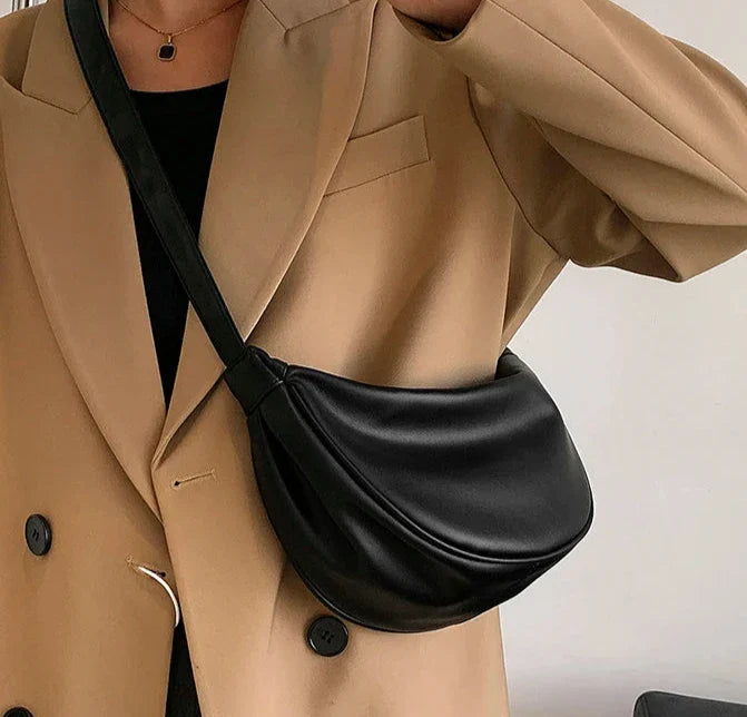Sac à main ISABELLA bandoulière demi-lune en cuir noir lisse vegan, compact et raffiné, idéal pour transporter vos essentiels avec style au quotidien