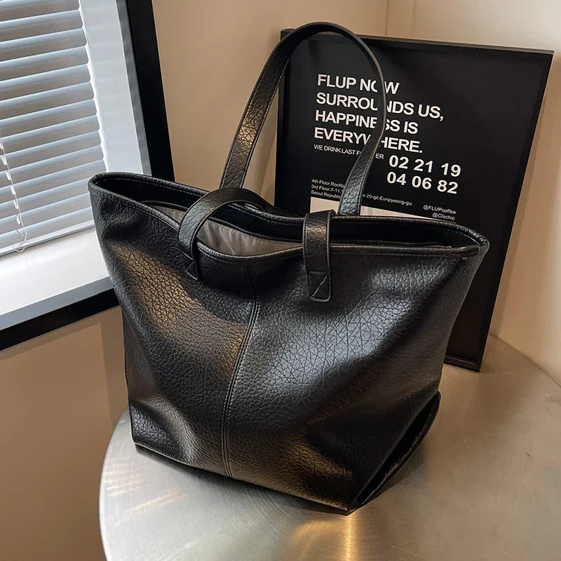 Sac à main KIM en cuir synthétique noir, moderne et pratique, grand sac tote bag avec intérieur spacieux et finitions soignées, parfait pour le quotidien et le travail.