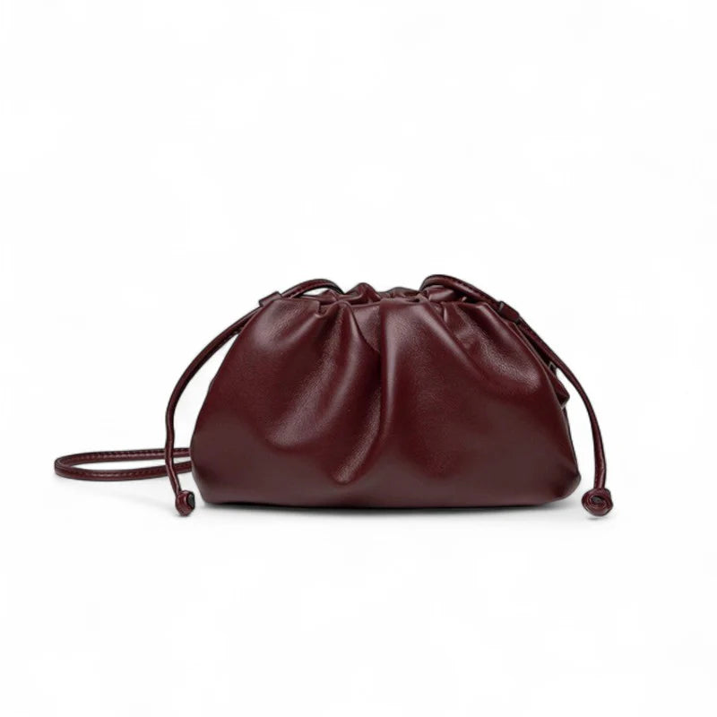 Petit sac à main en cuir vegan bordeaux Lina avec bandoulière, format compact et élégant pour sorties et rendez-vous.